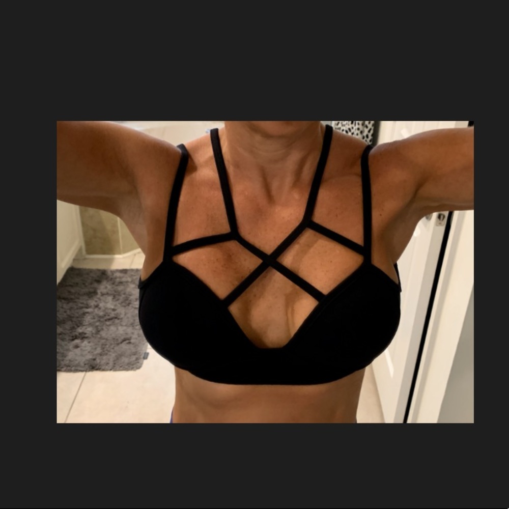 Strappy sports bra black.